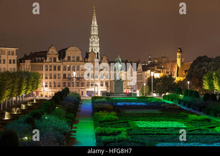 La guglia della Brussels City Hall visto dal Mont des Arts di Bruxelles in Belgio. Foto Stock