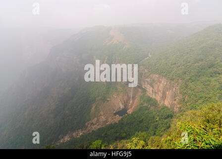 Cherrapunjee: Nohkalikai cascata nella foresta monsonica, Meghalaya, India Foto Stock