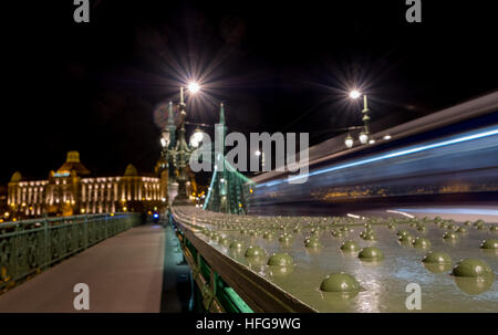 Vista notturna del Ponte della Libertà e Hotel Gellert Budapest, Ungheria Foto Stock