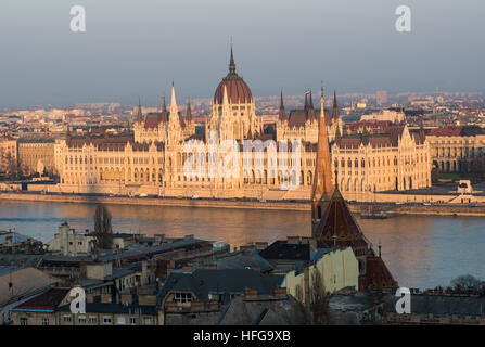 Il Palazzo del Parlamento e al Danubio visto dalla collina del castello, Budapest, Ungheria Foto Stock