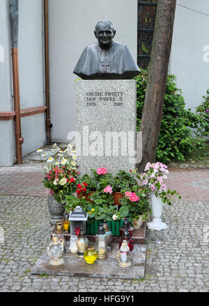 SWINOUJSCIE, Polonia - 29 Maggio 2016: scultura di Papa Jan Pawel II nel centro della città Foto Stock