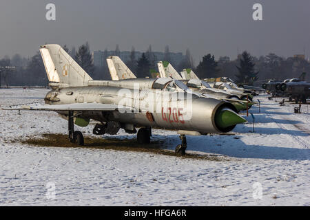 Fila di polacco MiG-21's segna l inizio di 'mig Alley" presso il polacco Air Museum a Cracovia. Foto Stock