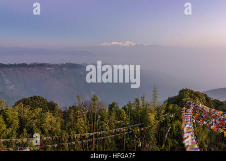 Darjeeling: Vista dalla collina della tigre di Darjeeling e Himalaya con il Kangchendzönga (anche Khangchendzonga, Kangchenjunga, 8586 m), il Bengala Occidentale, W Foto Stock