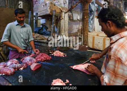 Kolkata (Calcutta, Kalkutta): carne la vendita nel mercato Hogg sotto osservazione di un gatto Bengala Occidentale, Westbengalen, India Foto Stock