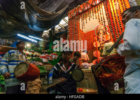 Kolkata (Calcutta, Kalkutta): musicisti presso il santuario della dea Indù Saraswati nel mercato Hogg, West Bengal, Westbengalen, India Foto Stock