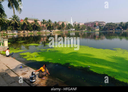 Kolkata (Calcutta, Kalkutta): BBD Bagh (Dalhousie Square) con bacino idrico e scrittori' edificio (con bandiera), West Bengal, Westbengalen, India Foto Stock