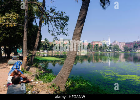 Kolkata (Calcutta, Kalkutta): BBD Bagh (Dalhousie Square) con bacino idrico e scrittori' edificio (con bandiera), West Bengal, Westbengalen, India Foto Stock