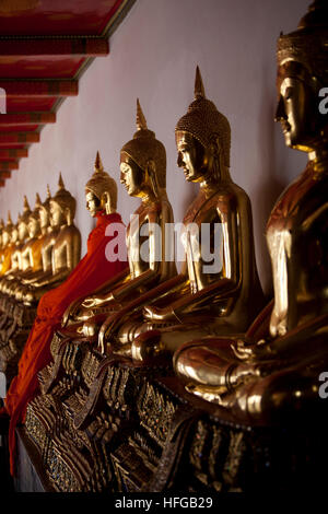 Golden Statue di Buddha in Asia SE Foto Stock