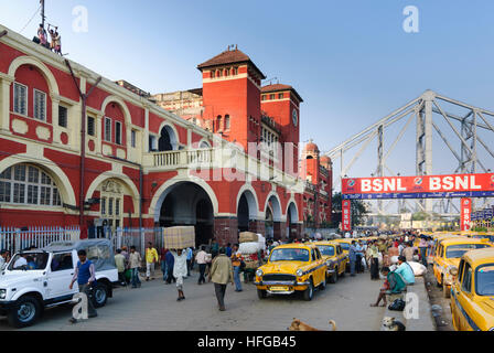 Kolkata (Calcutta, Kalkutta): quella di Howrah Station e Rabindra Setu Stazione (Rabindra Bridge, ex: Haora Bridge, quella di Howrah Bridge), West Bengal, Westbeng Foto Stock