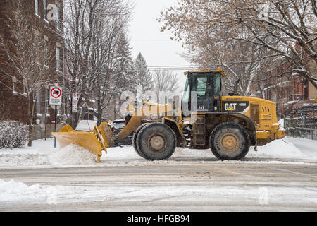 Montreal, CA - 12 dicembre 2016: uno spartineve in movimento su Saint-Joseph Avenue durante la tempesta di neve. Foto Stock