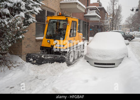 Montreal, CA - 12 dicembre 2016: uno spartineve in movimento nel quartiere di plateau durante la tempesta di neve. Foto Stock