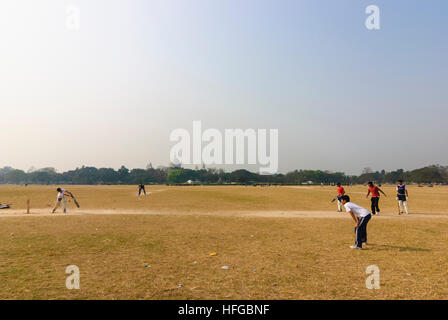 Kolkata (Calcutta, Kalkutta): giocatore di cricket nel parco centrale di Maidan di fronte al Victoria Memorial, West Bengal, Westbengalen, India Foto Stock