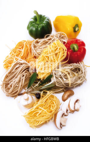 Un assortimento di pasta con peperoni e funghi Foto Stock