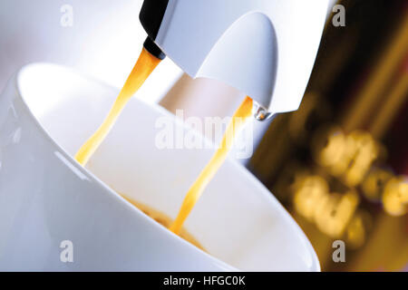 Versare il caffè espresso in tazza Foto Stock