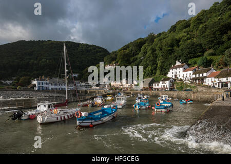 Lynmouth Harbour, sotto cieli moody, a marea alta. Foto Stock