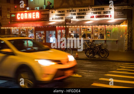 L'angolo Deli, La Esquina, un popolare ristorante messicano in Soho a New York City Foto Stock