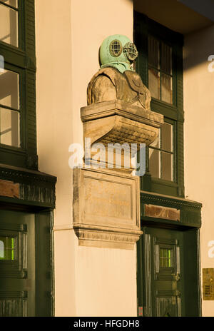 Danimarca Copenhagen Nyhavn, 1833 Diving casco monumento a Em. Z. Svitzer Bjergnings Enterprise Foto Stock