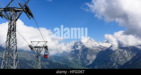 Picchi e valli alpine che vivono nella zona di Wengen della Svizzera Foto Stock