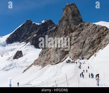 Picco coperto di neve del Jungfraujoch svizzera in estate con il profondo blu del cielo Foto Stock