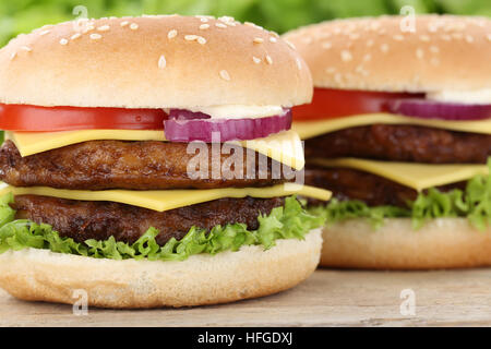 Double cheeseburger hamburger burger closeup close up carni bovine i pomodori lattuga insalubre di formaggio Foto Stock