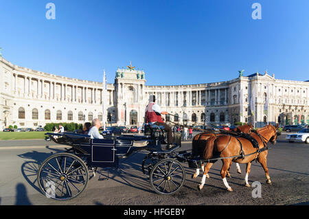 Wien, Vienna: Neue Burg (l'ala sud-est di Hofburg) con una statua del Principe Eugenio, Fiaker (cavallo cabina), Wien, Austria Foto Stock