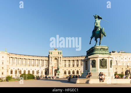 Wien, Vienna: Neue Burg (l'ala sud-est di Hofburg) con una statua del Principe Eugenio, Wien, Austria Foto Stock