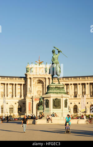 Wien, Vienna: Neue Burg (l'ala sud-est di Hofburg) con una statua del Principe Eugenio, Wien, Austria Foto Stock