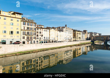 Architettura degli edifici sulle rive del fiume Arno a Firenze, Italia Foto Stock