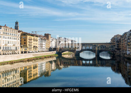 Ponte Vecchio ponte sul fiume Arno a Firenze, Italia Foto Stock