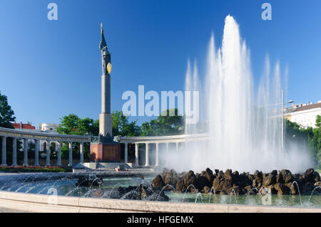Wien, Vienna: alta fontana e il monumento ai soldati dell'Armata Rossa sul Schwarzenbergplatz, Wien, Austria Foto Stock