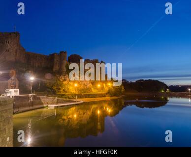 Pembroke Castle di notte Foto Stock