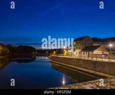 Attraverso da Pembroke Castle di notte Foto Stock