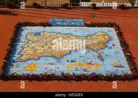 Una piastrella mappa di Isola di Capri Nel lungomare di Marina Grande, il sud dell'Italia. Foto Stock