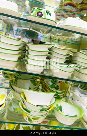 Negozio vendita realizzato localmente in ceramica Sorrento, Italia meridionale. Foto Stock