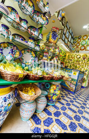 Negozio vendita realizzato localmente in ceramica Sorrento, Italia meridionale. Foto Stock