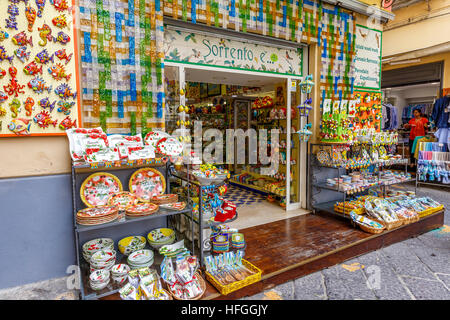 Negozio vendita realizzato localmente in ceramica Sorrento, Italia meridionale. Foto Stock