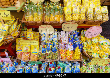 Dolci locali, molti usando le regioni di limoni, in magazzini di tutta Sorrento, Italia meridionale. Foto Stock