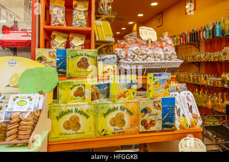 Dolci locali, molti usando le regioni di limoni, in magazzini di tutta Sorrento, Italia meridionale. Foto Stock