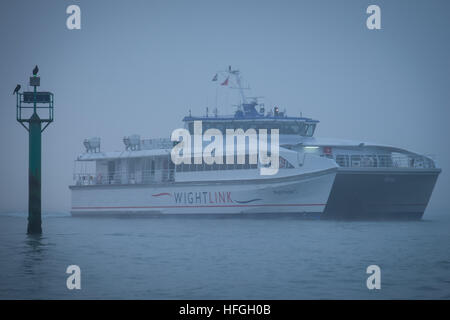 Il catamarano Wighlink, Wight Ryde 1 entrando in Portsmouth Porto in una nebbiosa mattina di inverno Foto Stock