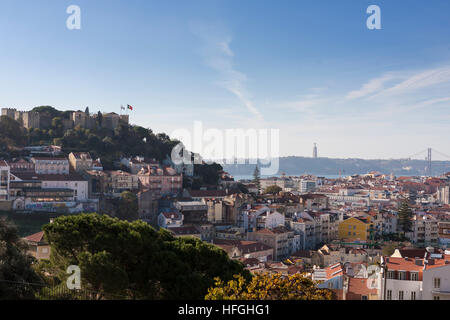 Vista di Castelo de São Jorge da Miradouro da Graça, Graça, Lisbona, Portogallo Foto Stock