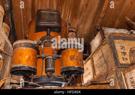 Generatore di acetilene, Shackleton Nimrod Expedition capanna, Cape Royds, Mare di Ross, Antartide. Foto Stock