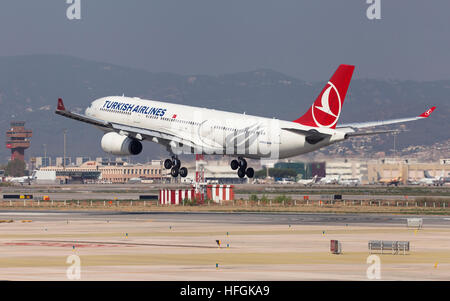 La Turkish Airlines Airbus A330-300 atterraggio in aeroporto El Prat di Barcellona, Spagna. Foto Stock