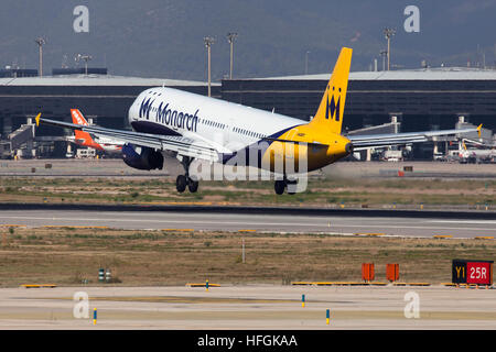 La Monarch Airlines Airbus A321 in atterraggio a Aeroporto El Prat di Barcellona, Spagna. Foto Stock