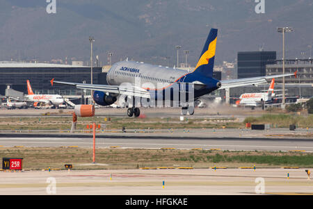 Rossiya Airbus A319 in atterraggio a Aeroporto El Prat di Barcellona, Spagna. Foto Stock