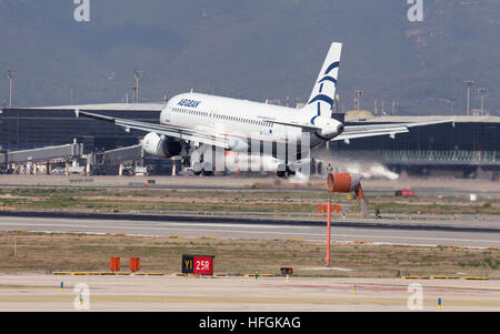 Aegean Airlines Airbus A320 in atterraggio a Aeroporto El Prat di Barcellona, Spagna. Foto Stock