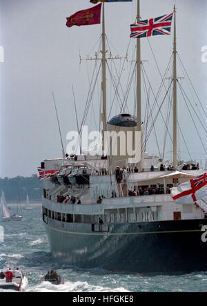 AJAXNETPHOTO. 5Giugno, 1994. SPITHEAD, Inghilterra. - QUEEN RECENSIONI ANNIVERSARIO FLOTTA - il Royal Yacht Britannia portando H.M. La regina e il presidente USA Bill Clinton e sua moglie HILARY, vele maestosamente attraverso la flotta assemblata per la 50esima D-giorno anniversario ROYAL REVISIONE SUL SOLENT. Foto;JONATHAN EASTLAND/AJAX REF:940506 27A Foto Stock