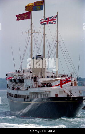 AJAXNETPHOTO. 5Giugno, 1994. SPITHEAD, Inghilterra. - QUEEN RECENSIONI ANNIVERSARIO FLOTTA - il Royal Yacht Britannia portando H.M. La regina e il presidente USA Bill Clinton e sua moglie HILARY, vele maestosamente attraverso la flotta assemblata per la 50esima D-giorno anniversario ROYAL REVISIONE SUL SOLENT. Foto;JONATHAN EASTLAND/AJAX REF:940506 28 Foto Stock