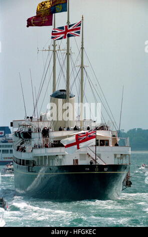 AJAXNETPHOTO. 5Giugno, 1994. SPITHEAD, Inghilterra. - QUEEN RECENSIONI ANNIVERSARIO FLOTTA - il Royal Yacht Britannia portando H.M. La regina e il presidente USA Bill Clinton e sua moglie HILARY, vele maestosamente attraverso la flotta assemblata per la 50esima D-giorno anniversario ROYAL REVISIONE SUL SOLENT. Foto;JONATHAN EASTLAND/AJAX REF:940506 29A Foto Stock