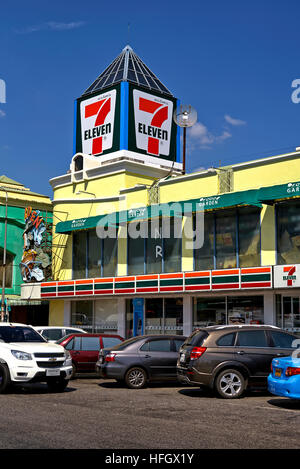 7-undici minimarket contro un cielo estivo blu profondo. Thailandia, S. E. Asia. Asia 7- 11 Foto Stock