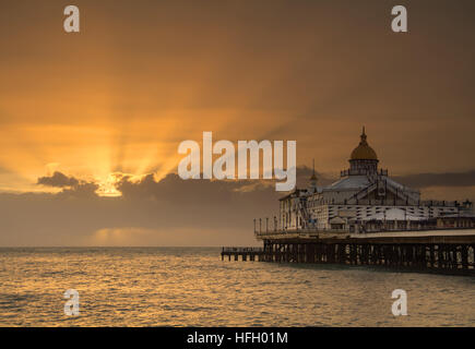 Alba e sole sul molo di Eastbourne Foto Stock